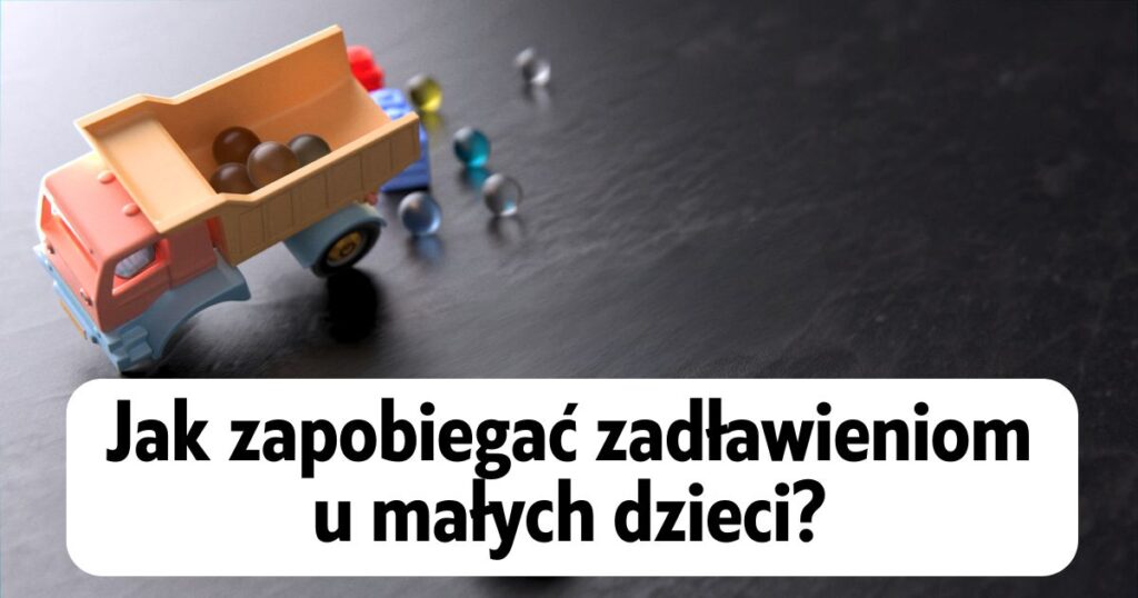 zabawkowa wywrotka z ładunkiem szklanych kulek, a na dole napis "Jak zapobiegać zadławieniom u małych dzieci?"