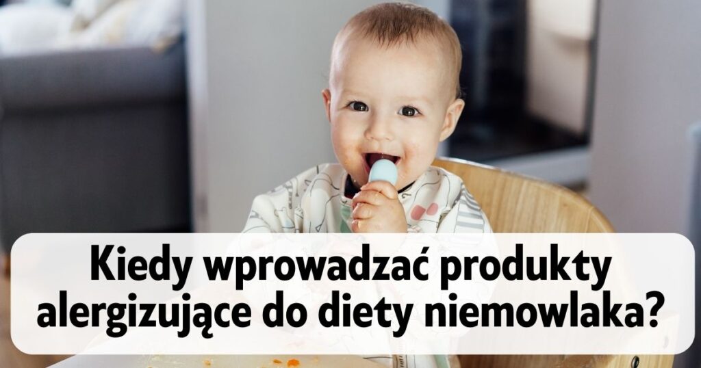 zadowolone niemowlę z łyżeczką w ustach na dole napis "Kiedy wprowadzać produkty alergizujące do diety niemowlaka?"