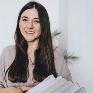 Izabela Daniel-Kalicka trzymająca stos książek