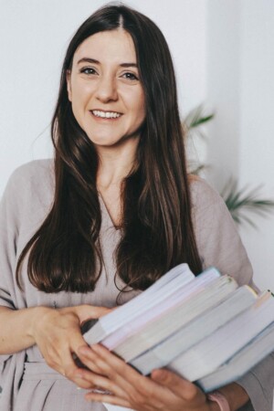 Izabela Daniel-Kalicka trzymająca stos książek