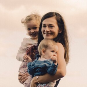 Natalia Żywalewska trzymająca córki
