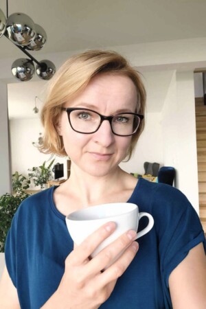 Marta Czerniewicz-Pietryga - portret z kubkiem kawy