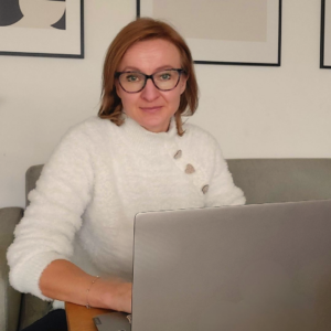 Marta Czerniewicz-Pietryga przy laptopie podczas konsultacji online
